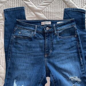 Guess ripped skinny jeans Mid Rise . Size 26